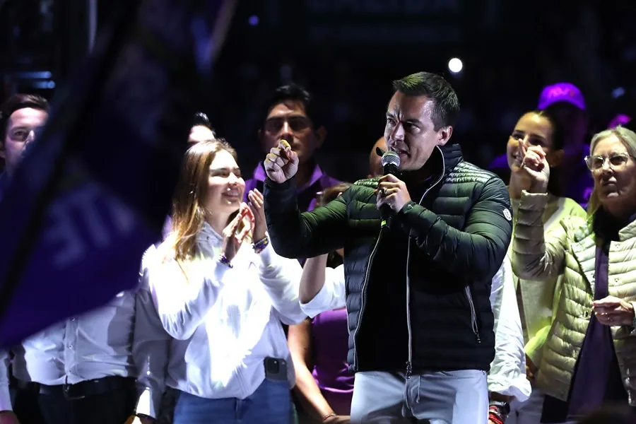 Campaña electoral en Ecuador Noboa anuncia ayudas económicas