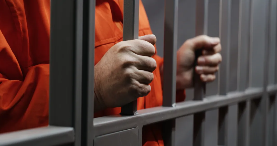 Denuncian hacinamiento en centro de detención de Krome