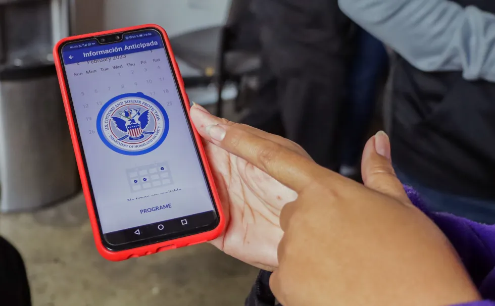 DHS insiste con que inmigrantes se 'autodeporten' en la app CBP Home