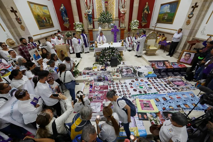 Familiares exigen justicia por campo de exterminio en Jalisco