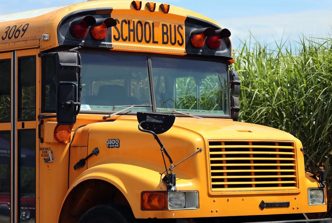 Florida acusan a funcionario escolar de abusar de niña con necesidades especiales