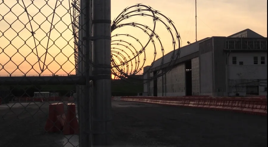 Migrantes venezolanos son enviados a Guantánamo de qué se les acusa
