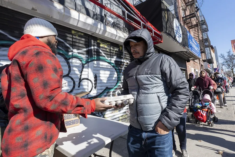 Personas en Nueva York reciben huevos gratis
