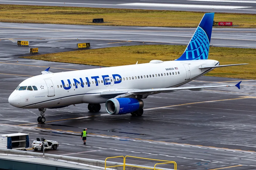 Piloto de United saca del baño a un pasajero a la fuerza