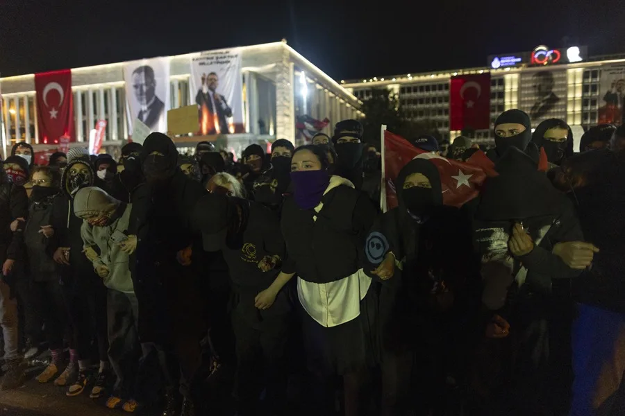 Protestas en Estambul por la detención de alcalde siguen creciendo