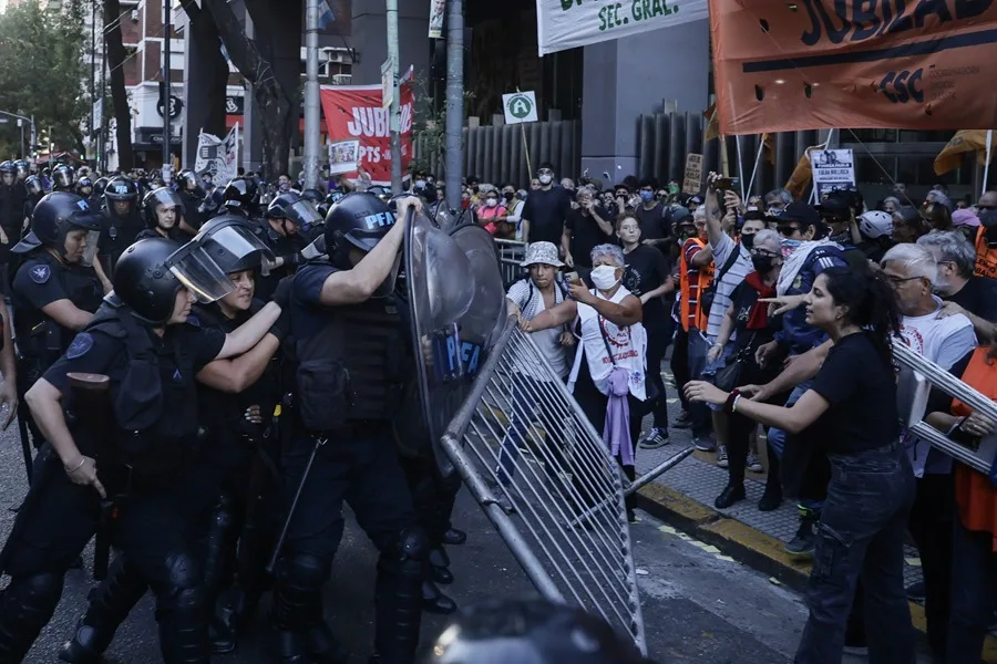 Reclamo de jubilados en Argentina protestan por mejores pensiones