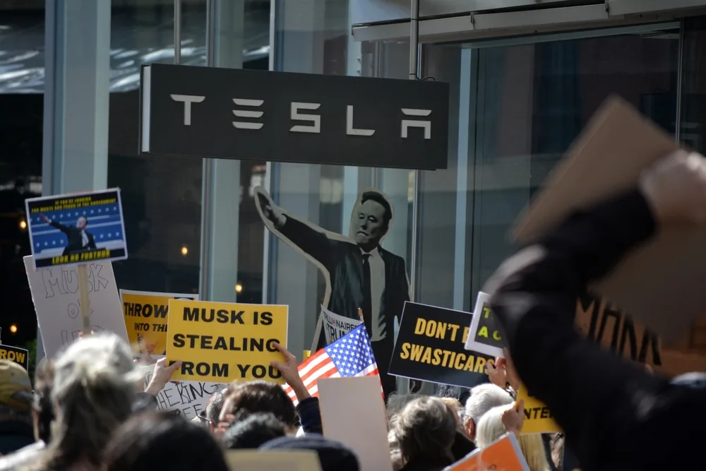 ¿Cómo pueden los inversionistas protegerse ante el declive de empresas como Tesla?