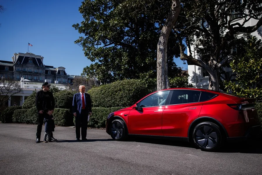 Trump califica de actos terroristas los ataques contra Tesla