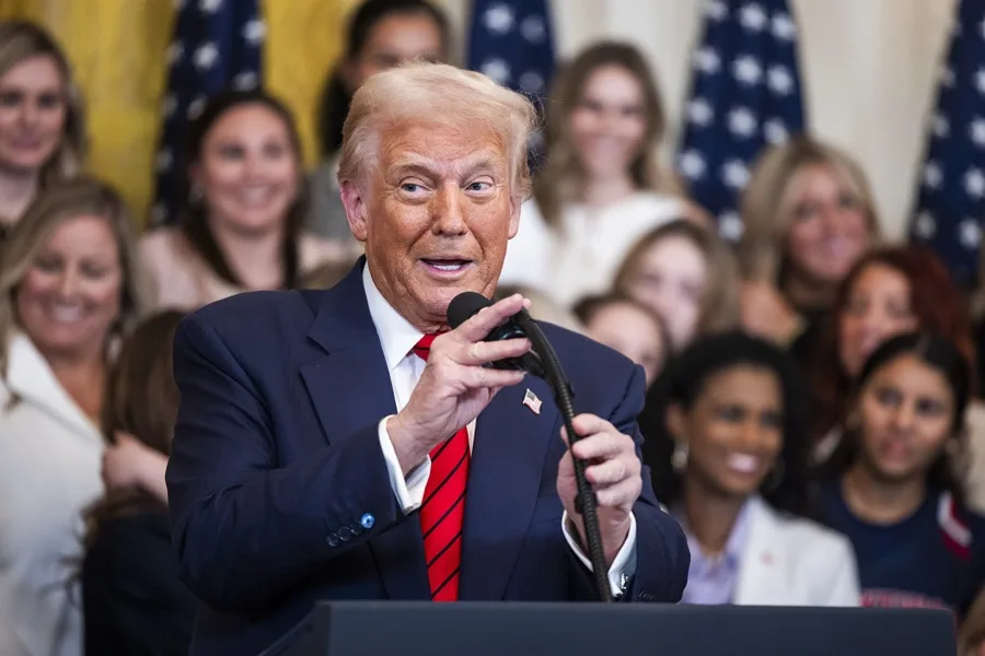 Trump congela fondos a la Universidad UPenn por inclusión de atletas trans