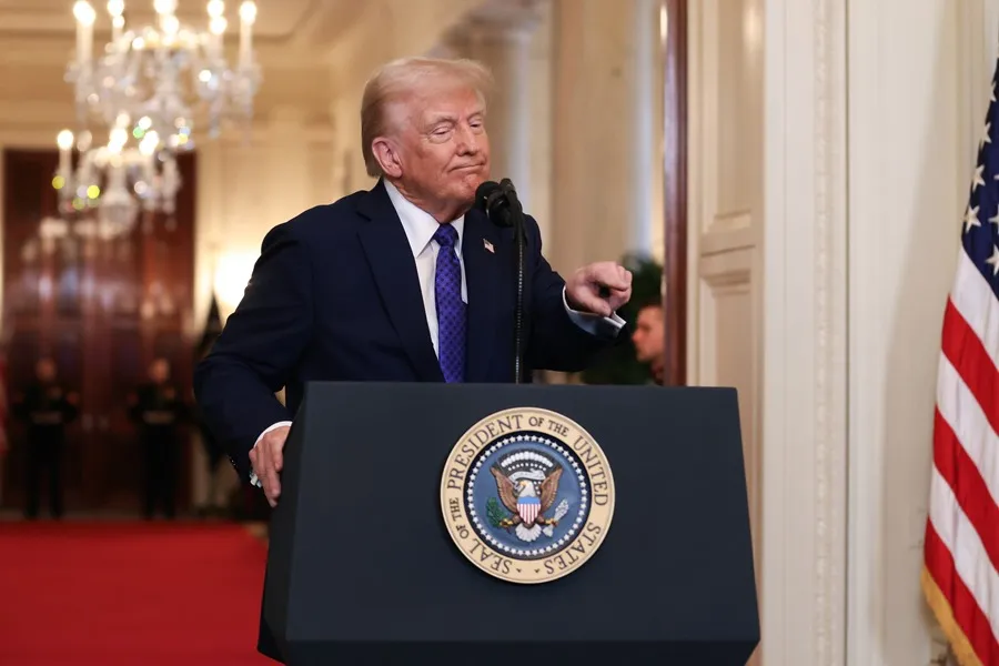 Trump firma decreto que ordena pedir prueba de ciudadanía para votar