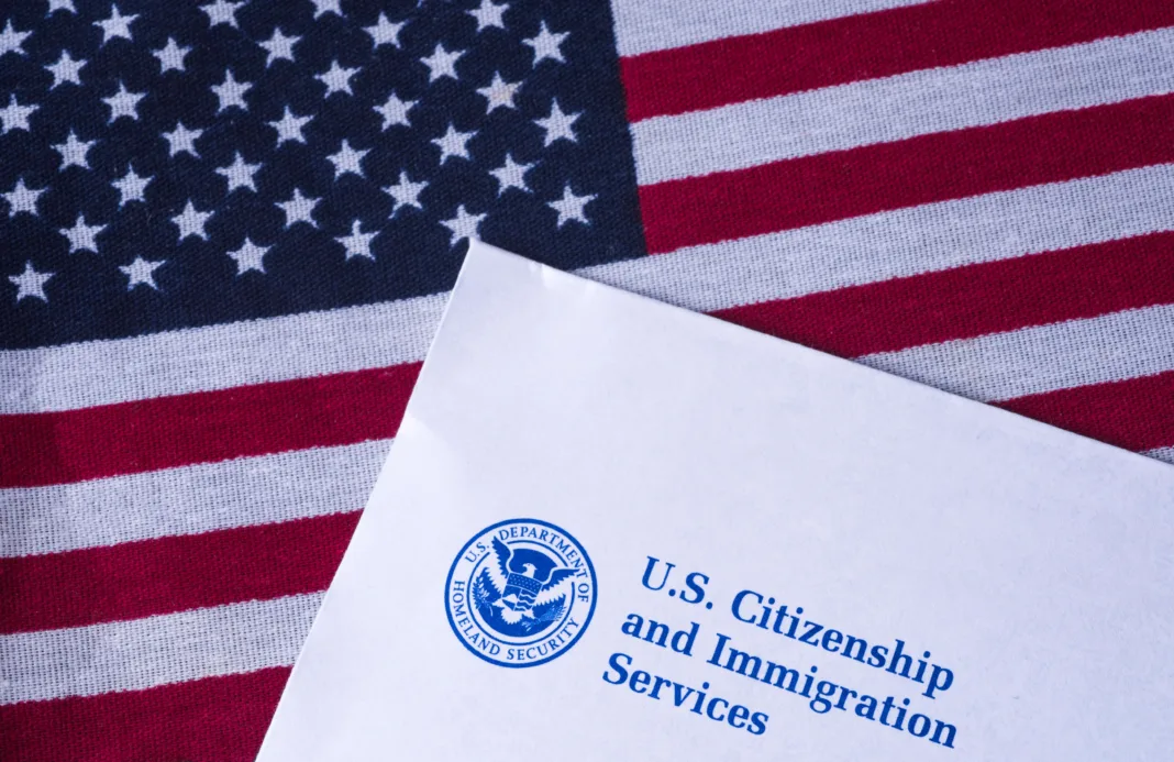 USCIS exigirá datos de redes sociales a inmigrantes