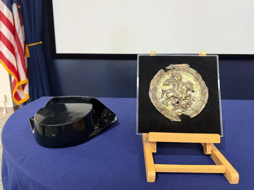 Extremadura reclama al Gobierno el medallón visigodo hallado en Nueva York tras expolio