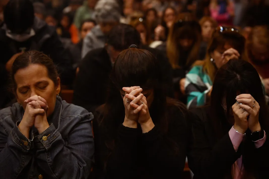 Argentinos despiden al papa Francisco, en imágenes