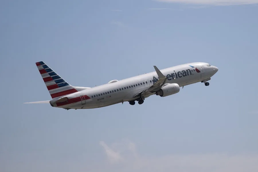 Avión de American Airlines se declara en emergencia y regresa a Argentina