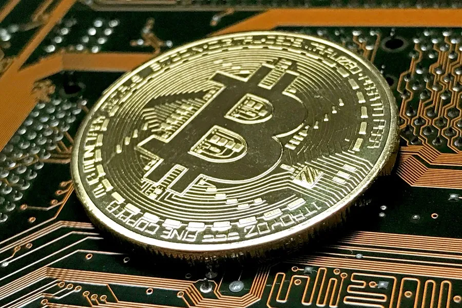 Bitcoin y Ether caen