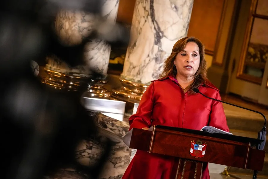 Congreso de Perú rechaza viaje de Dina Boluarte al funeral del papa Francisco