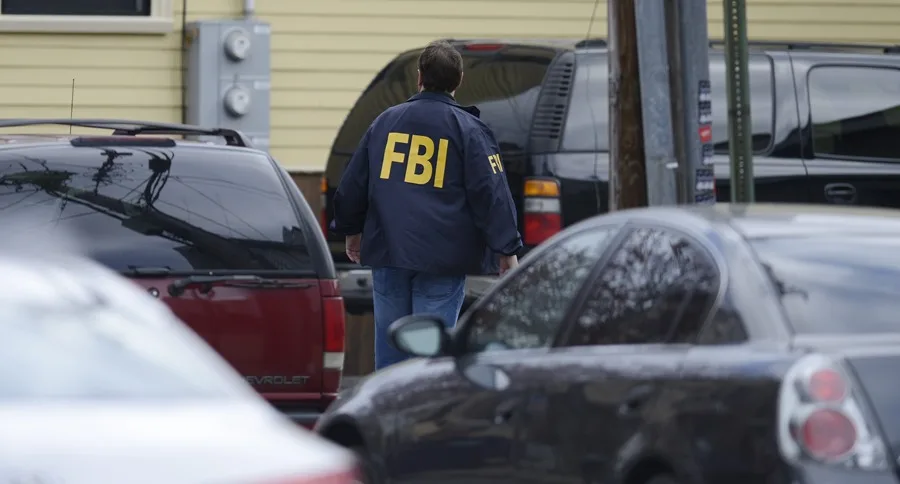 Controversia en el FBI: director publica imagen de arresto que podría violar protocolos