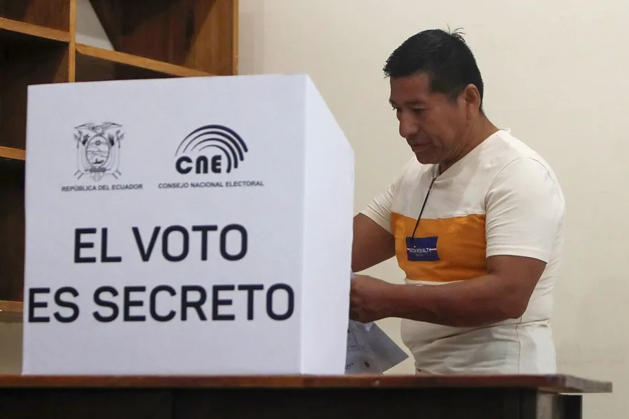 Corte Constitucional de Ecuador valida prohibición de usar teléfonos al votar