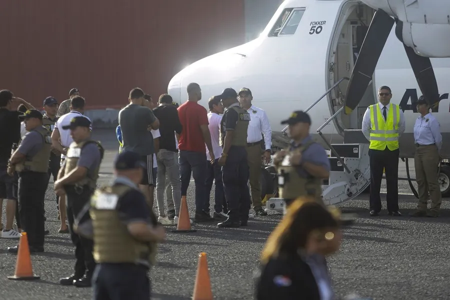 Costa Rica permite a migrantes deportados de EE.UU. permanecer en el país