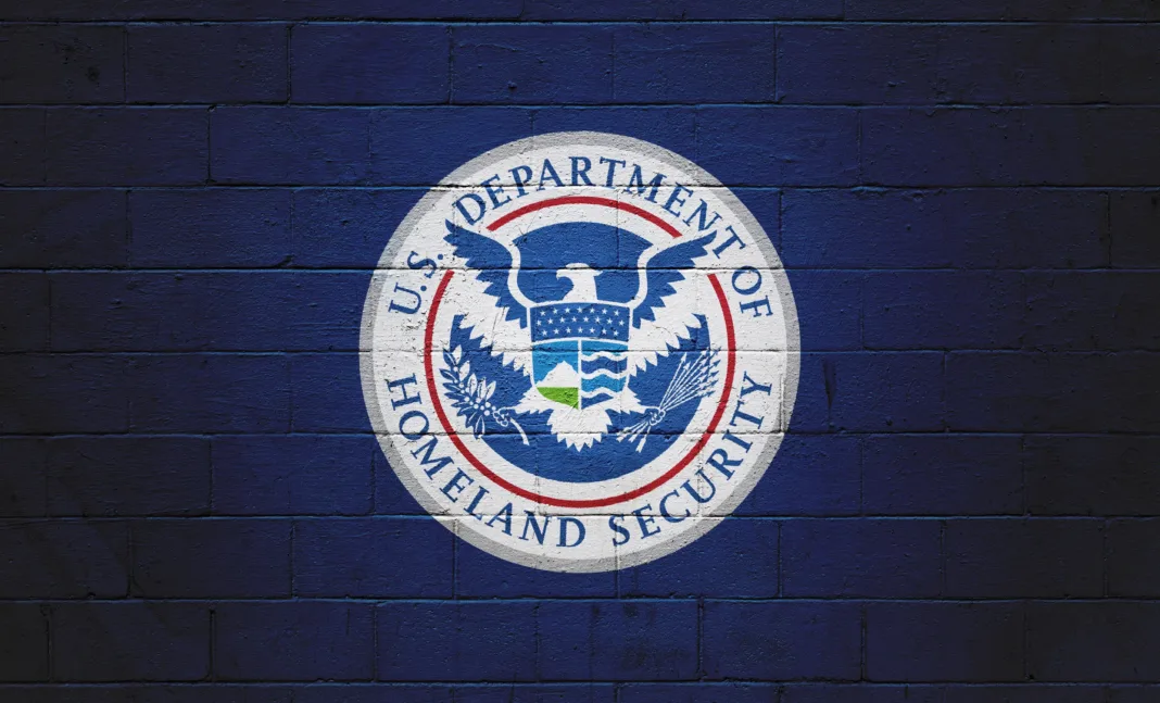 Ombudsman de USCIS: DHS suspende sus actividades