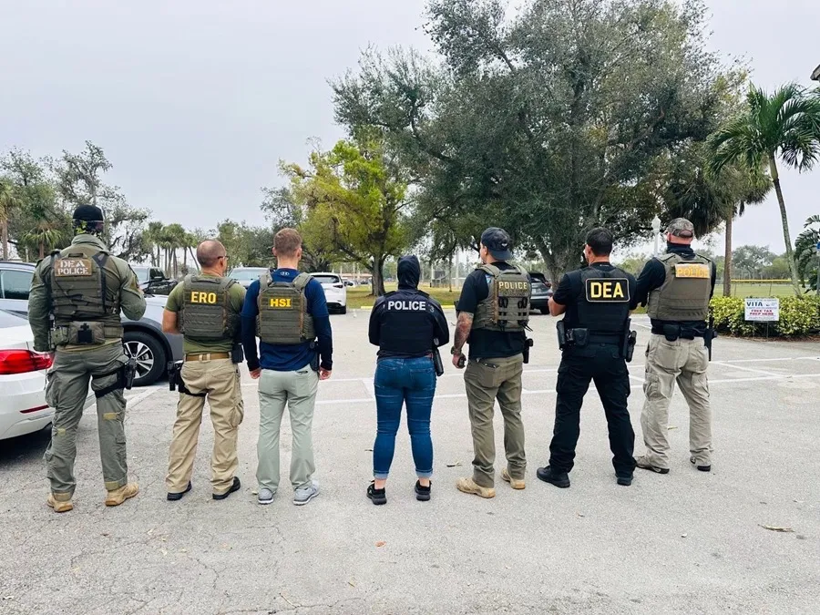 Florida en la mira: megaoperativo de ICE termina con casi 800 inmigrantes arrestados