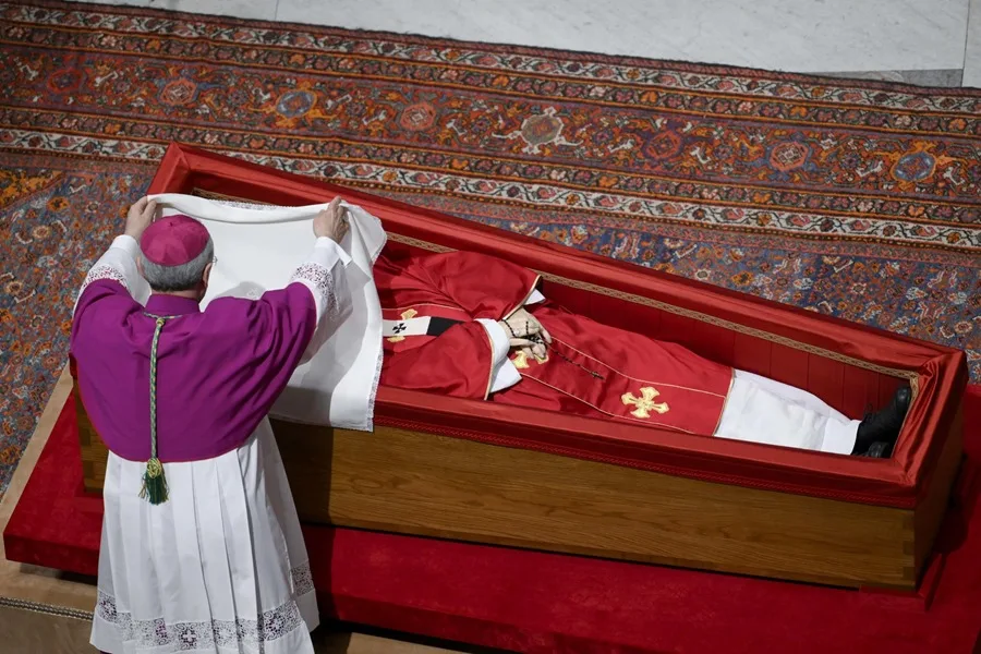 Funeral del papa Francisco sellan su féretro tras capilla ardiente