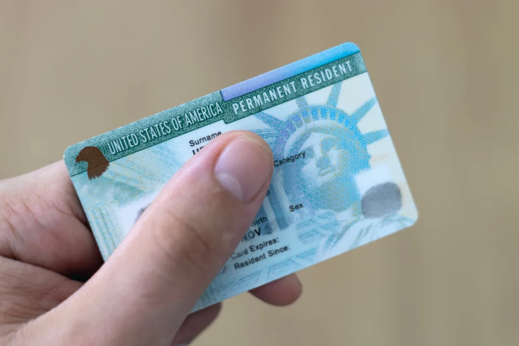 Green Card: Residentes optan por formulario I-407