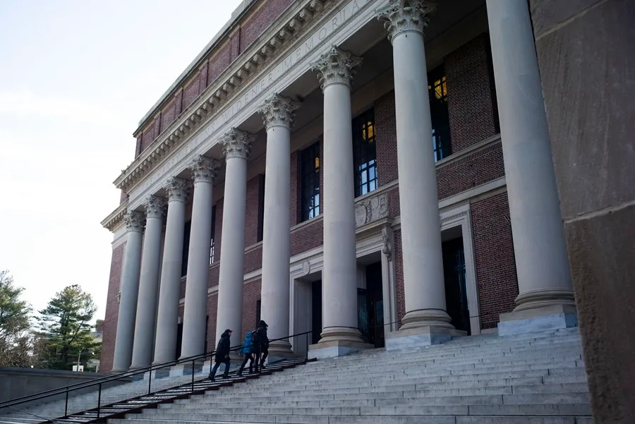 Estados Unidos congela más de $2.2 mil millones en subvenciones federales a Harvard tras desacuerdos sobre políticas universitarias