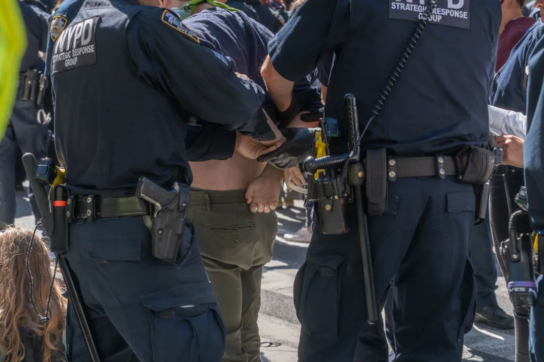 ICE detiene a 3 alumnos de un distrito escolar de Nueva York