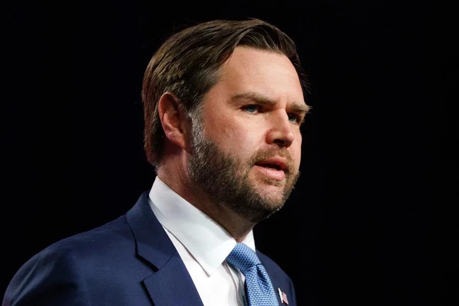 Senador JD Vance rompe trofeo del campeón de fútbol americano