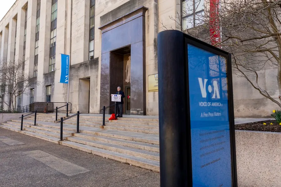 Juez federal ordena reabrir Voice of America tras intento de cierre