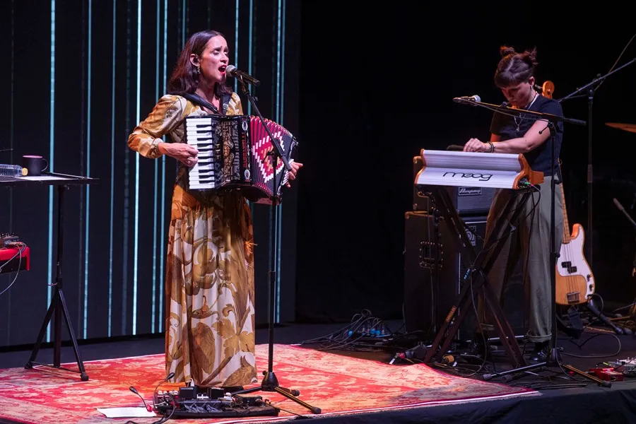 Julieta Venegas la voz íntima de la música latina