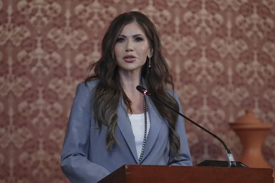 Arrestan a sospechoso de robar el bolso de Kristi Noem: todo lo que se sabe del caso