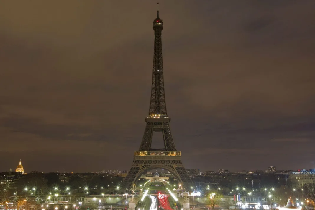 La Torre Eiffel y el Coliseo se apagan tras muerte del papa