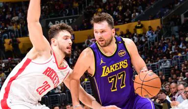 Lakers jugarán en los playoffs al derrotar a Rockets 104-98