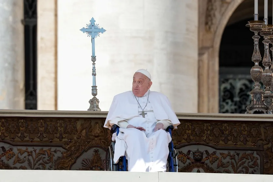 Papa Francisco reaparece en público y hace un llamado por los enfermos