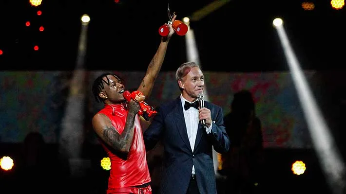 Polimá Westcoast: El cantante es hospitalizado tras caer junto con un fan desde el escenario