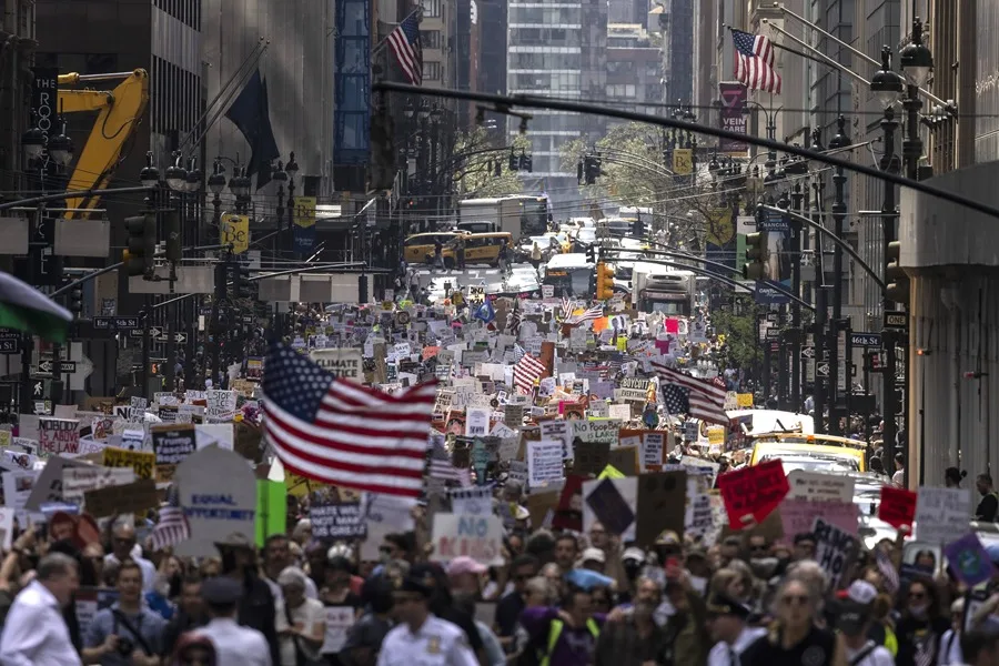 Protesta contra Trump reúne a miles en Nueva York