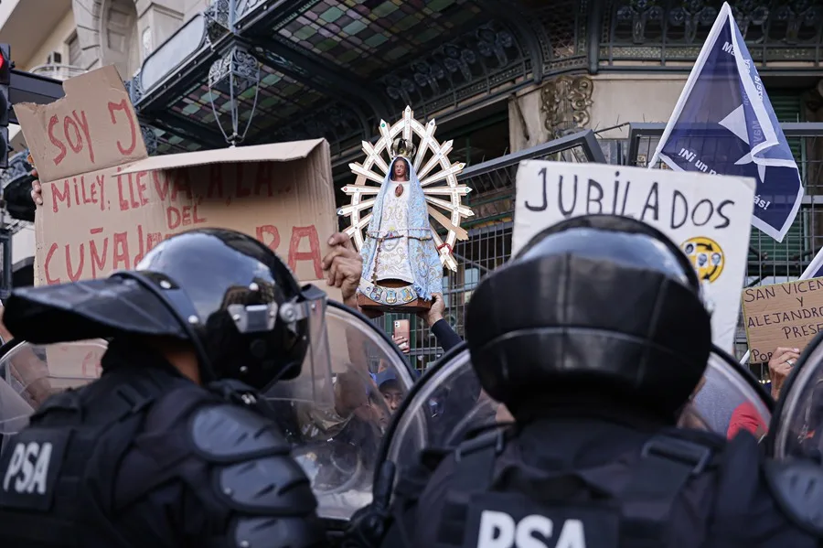 Protesta de jubilados en Argentina tras la muerte del papa Francisco