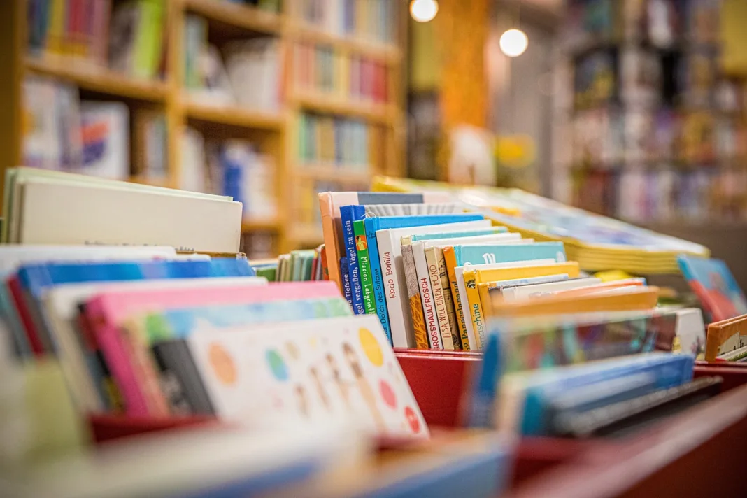 Qué libros retiró la Academia Naval de su biblioteca