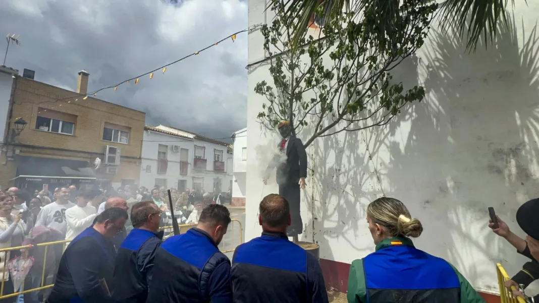 Quema de figura de Donald Trump una tradición de los ‘Judas’ de Coripe en España