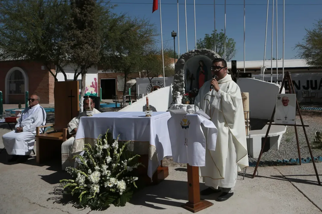 Recuerdan al papa de los migrantes con misa en la frontera de Ciudad Juárez