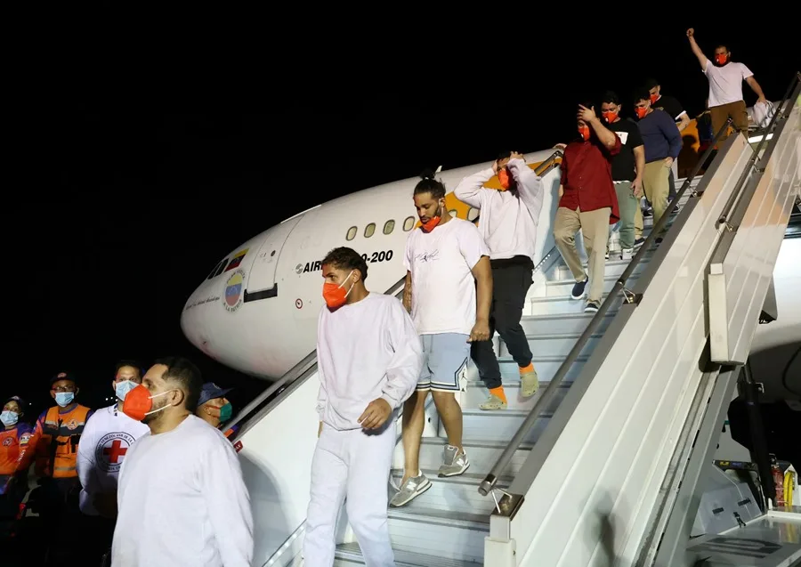 Regresan más de 500 migrantes venezolanos en vuelos de repatriación