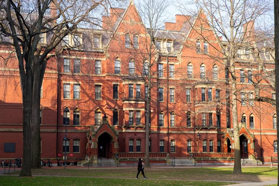 Trump afirma que Harvard es un chiste y no merece fondos federales