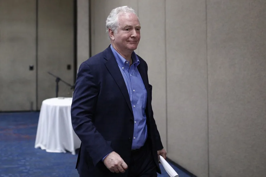 Al borde de una crisis constitucional: fuerte acusaciones del senador Van Hollen a Trump
