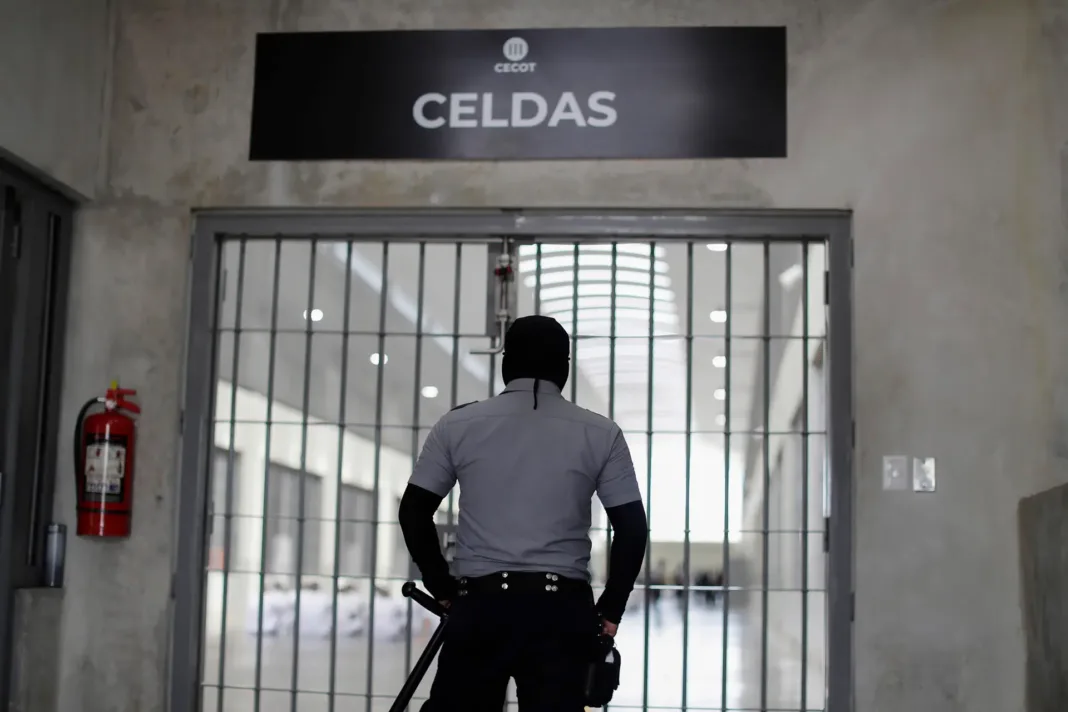 Venezolano es deportado a megacárcel en El Salvador