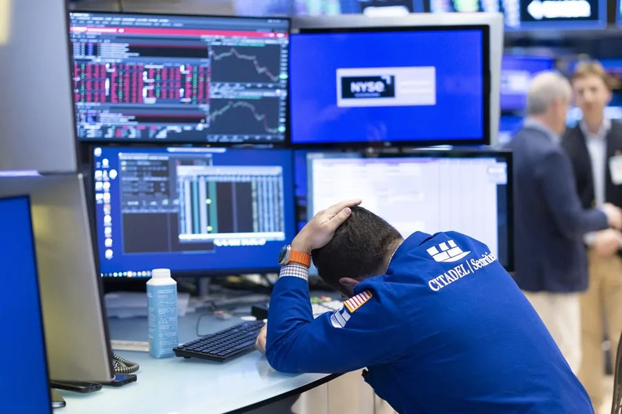 Vuelve a caer el dólar y las bolsas Esta es la razón