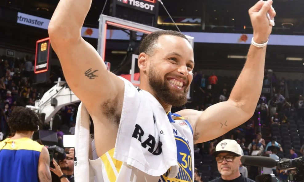 NBA: Los Warriors arrasaron contra los Suns quedando 133-95