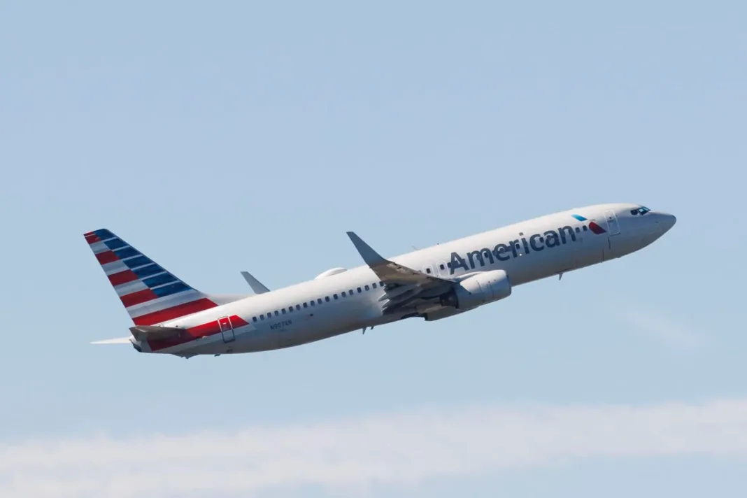 Alarma en vuelo de American Airlines: pasajeros evacuados