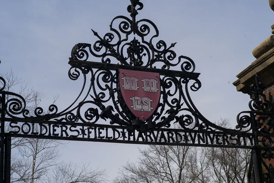 ¿Cómo afecta a estudiantes hispanos la congelación de fondos a Harvard?